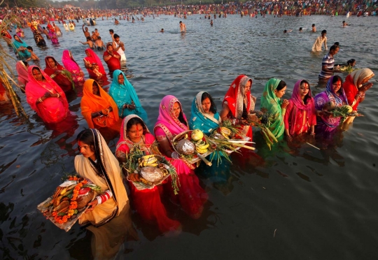 Melihat lebih dekat ritual penyembahan Dewa Matahari di India