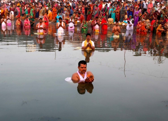 Melihat lebih dekat ritual penyembahan Dewa Matahari di India