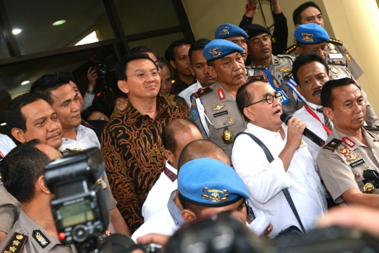 Senyum Ahok usai diperiksa 9 jam di Mabes Polri