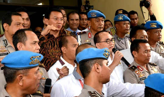 Senyum Ahok usai diperiksa 9 jam di Mabes Polri