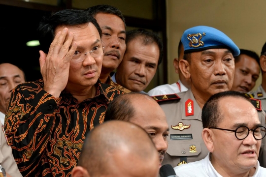 Senyum Ahok usai diperiksa 9 jam di Mabes Polri