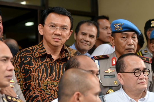 Senyum Ahok usai diperiksa 9 jam di Mabes Polri