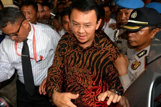 Senyum Ahok usai diperiksa 9 jam di Mabes Polri