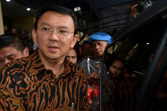 Senyum Ahok usai diperiksa 9 jam di Mabes Polri