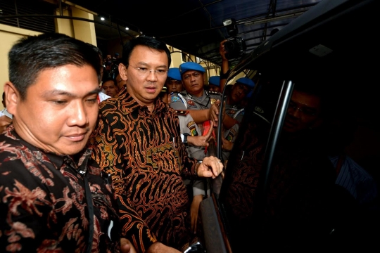 Senyum Ahok usai diperiksa 9 jam di Mabes Polri