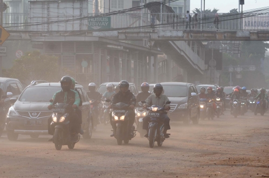 Jalanan berdebu di Jatinegara bahayakan pengendara