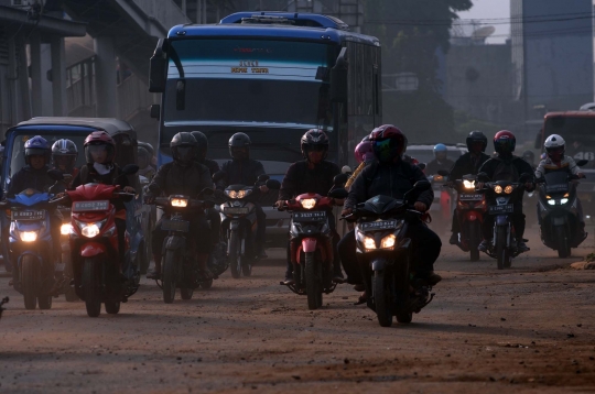 Jalanan berdebu di Jatinegara bahayakan pengendara