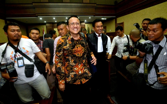 Irman Gusman umbar senyum usai jalani sidang perdana