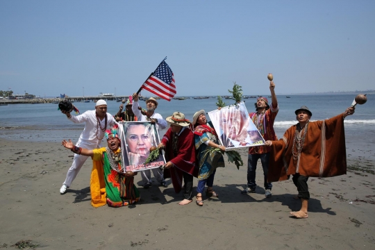 Ritual unik dukun di Peru ramal pemenang Pilpres AS