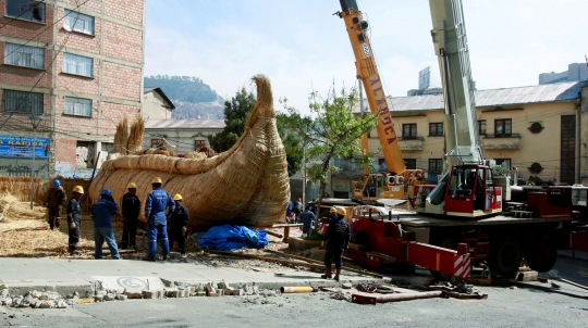 Perahu dari alang-alang ini siap seberangi Samudra Pasifik