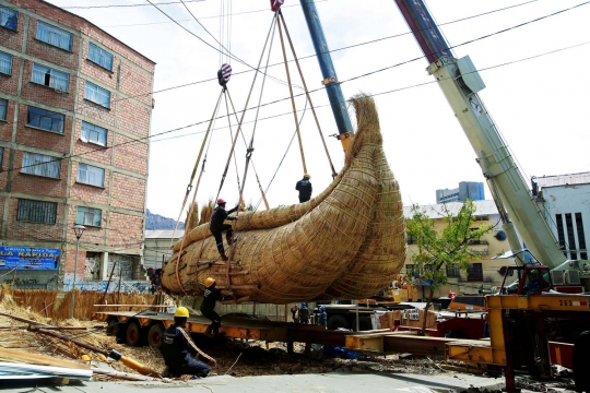 Perahu dari alang-alang ini siap seberangi Samudra Pasifik