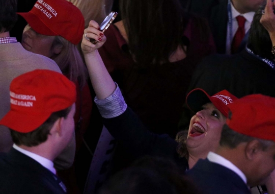 Sorak-sorai pendukung Donald Trump rayakan kemenangan