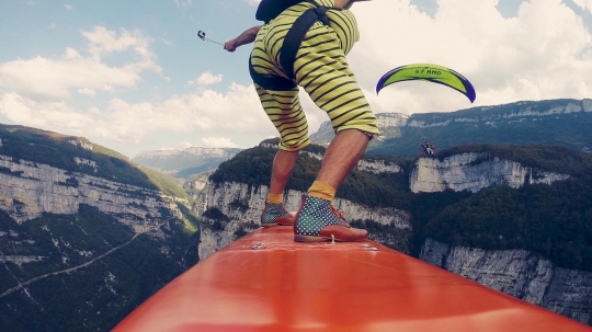 Menantang maut surfing di atas tali pada ketinggian 600 meter