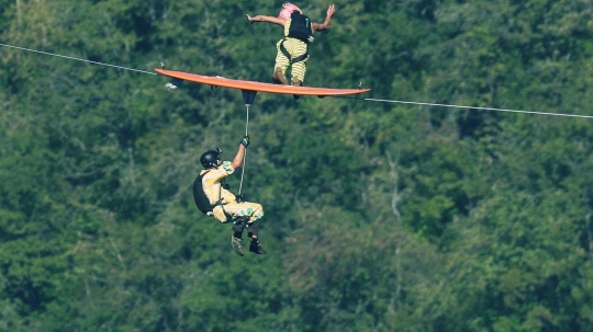 Menantang maut surfing di atas tali pada ketinggian 600 meter