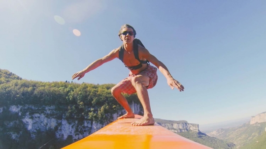 Menantang maut surfing di atas tali pada ketinggian 600 meter