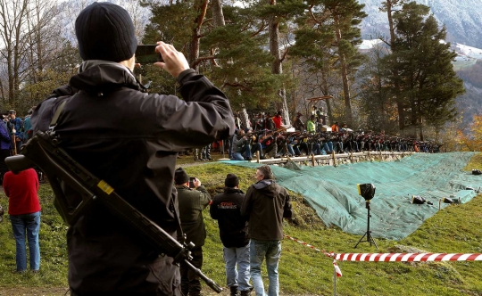 Melatih konsentrasi di kompetisi menembak 300 meter di Swiss
