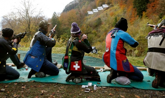 Melatih konsentrasi di kompetisi menembak 300 meter di Swiss