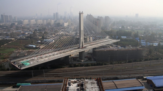 Jembatan terberat di dunia ini bisa diputar 81 derajat