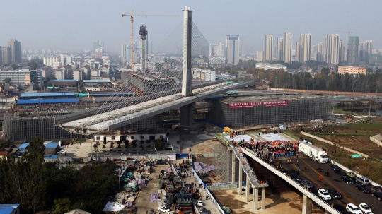 Jembatan terberat di dunia ini bisa diputar 81 derajat