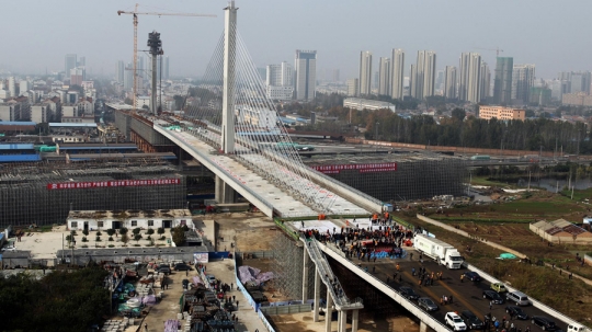 Jembatan terberat di dunia ini bisa diputar 81 derajat