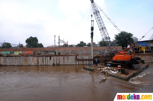 Foto Pemasangan tiang pancang  di bantaran Kali Ciliwung 