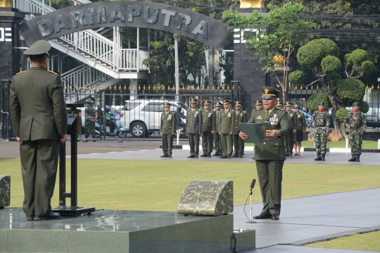 Peringatan Hari Pahlawan di Markas Kostrad dan KRI Banjarmasin 592