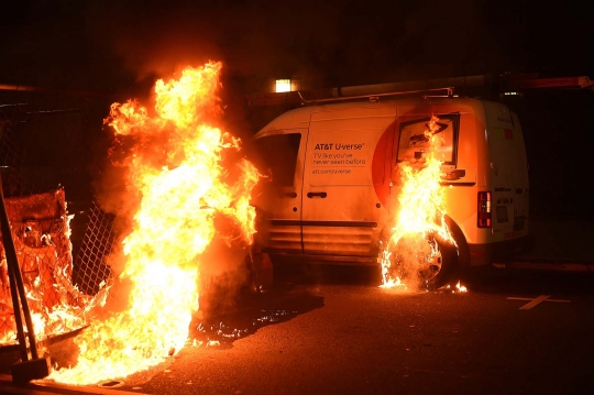 Bentrokan pecah, pendemo Donald Trump bakar mobil dan perkantoran