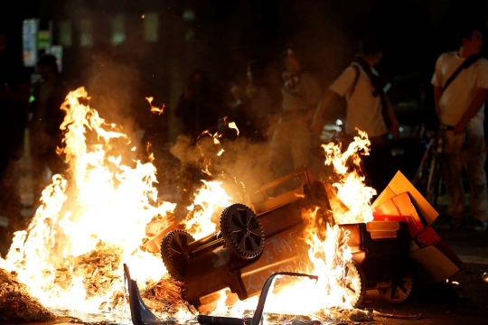 Bentrokan pecah, pendemo Donald Trump bakar mobil dan perkantoran