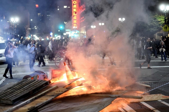 Bentrokan pecah, pendemo Donald Trump bakar mobil dan perkantoran