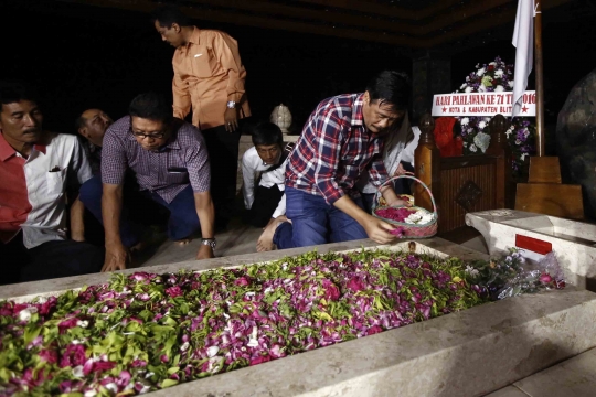 Djarot tabur bunga saat ziarah ke makam Bung Karno