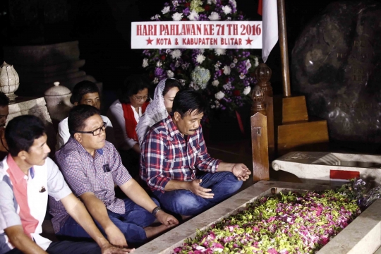 Djarot tabur bunga saat ziarah ke makam Bung Karno