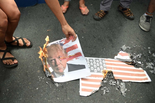 Demo kedubes AS, mahasiswa Filipina bakar foto Trump