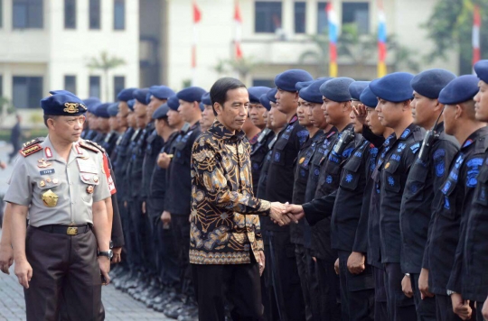 Gaya Jokowi digendong anggota Brimob dan Marinir