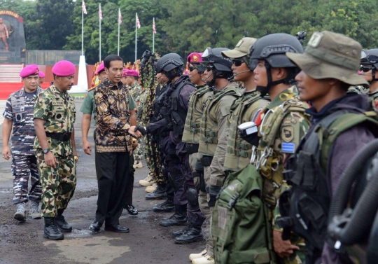 Gaya Jokowi digendong anggota Brimob dan Marinir