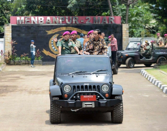 Gaya Jokowi digendong anggota Brimob dan Marinir