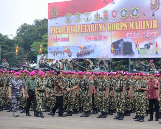 Gaya Jokowi digendong anggota Brimob dan Marinir
