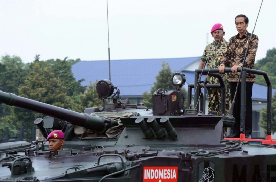 Gaya Jokowi digendong anggota Brimob dan Marinir