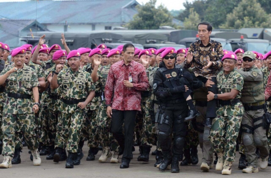 Gaya Jokowi digendong anggota Brimob dan Marinir