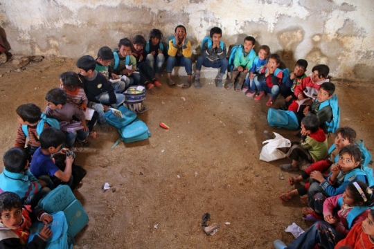 Potret bocah-bocah Suriah menuntut ilmu di dalam gudang
