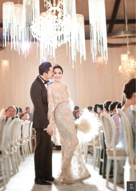 Intip mewah dan romantisnya wedding dinner Sandra Dewi