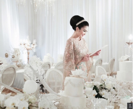 Intip mewah dan romantisnya wedding dinner Sandra Dewi