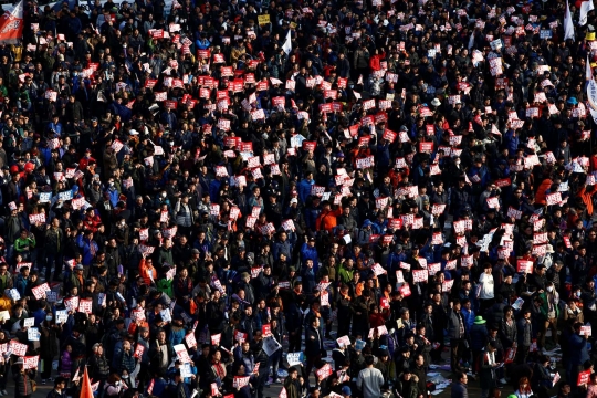 Aksi demo puluhan ribu warga Korsel tuntut presiden mundur