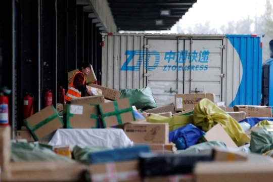 Begini sibuknya petugas logistik China saat festival belanja online