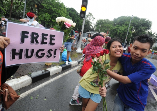 Aksi berpelukan bersama menyikapi demo 4 November