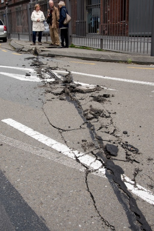 Ngerinya gempa di Selandia Baru sampai jalanan terbelah-belah