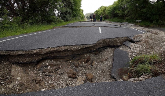 Ngerinya gempa di Selandia Baru sampai jalanan terbelah-belah