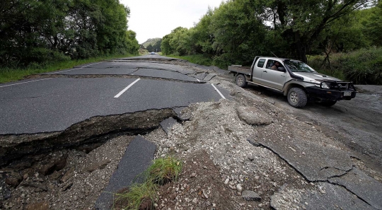 Ngerinya gempa di Selandia Baru sampai jalanan terbelah-belah