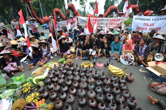 Bawa hasil bumi dan kendi, warga Kendeng geruduk Mahkamah Agung