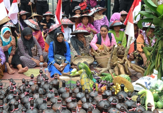 Bawa hasil bumi dan kendi, warga Kendeng geruduk Mahkamah Agung