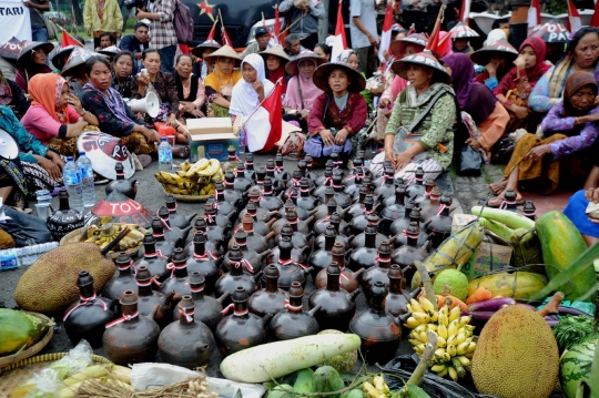 Bawa hasil bumi dan kendi, warga Kendeng geruduk Mahkamah Agung